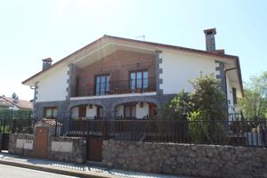 CASA BIFAMILIAR EN ZUBIETA photo 0