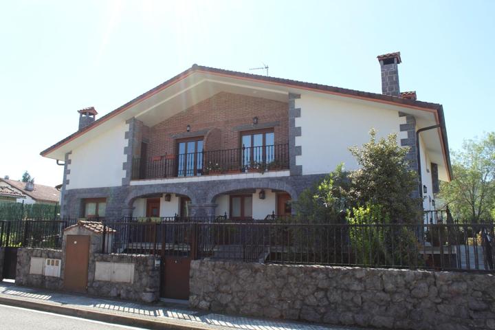 CASA BIFAMILIAR EN ZUBIETA photo 0