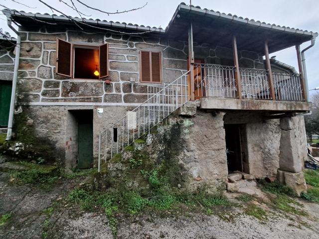 Casa semireformada, con 5.000 m2 de terreno. MELIAS (Pereiro de Aguiar). photo 0