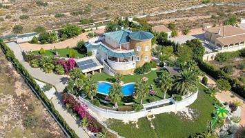 VIlla de lujo con pista de padel y tenis. photo 0