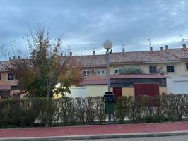 ADOSADO TOTALMENTE REFORMADO CON TERMINACIONES DE PRIMERA CALIDAD photo 0