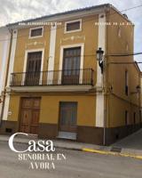 Elegante Casa Semireformada en Ayora: Oportunidad Única photo 0