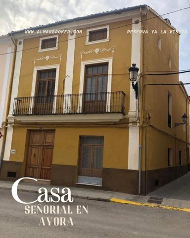 Elegante Casa Semireformada en Ayora: Oportunidad Única photo 0