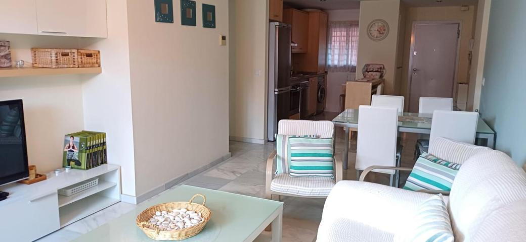 Paz, espacio y luz en planta baja – con terraza, piscina y garaje photo 0