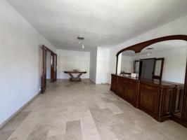 Precioso piso de cuatro dormitorios para larga temporada photo 0