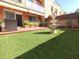 Maravillosa casa de 270m2 construidos, 4hab, 3 baños, parking en calle Minerva photo 0
