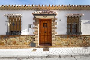 Casa adosada con gran patio y terraza en Carranque – ¡luz, espacio y ubicación! photo 0