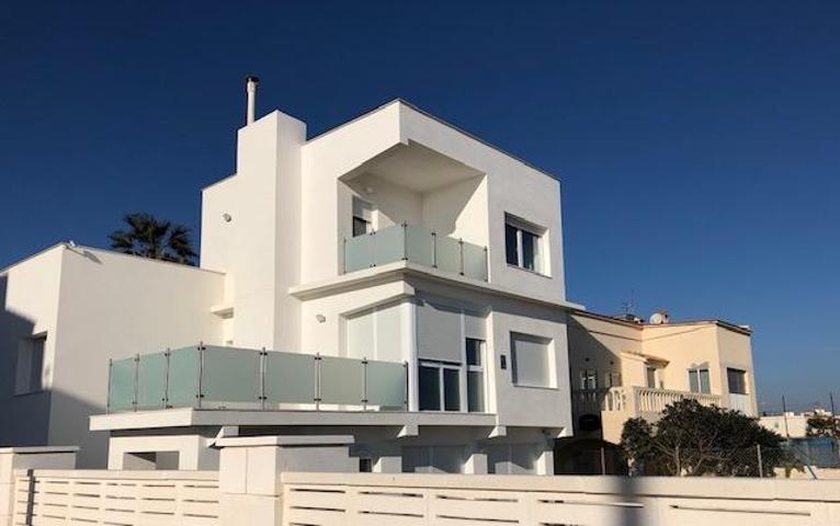 Chalet Independiente en Primera Línea de Playa: Tu refugio en Mareny de Barraquetes, Sueca, Valencia photo 0