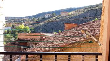 Casa en el pueblo con terrenos rústicos incluidos en el precio photo 0