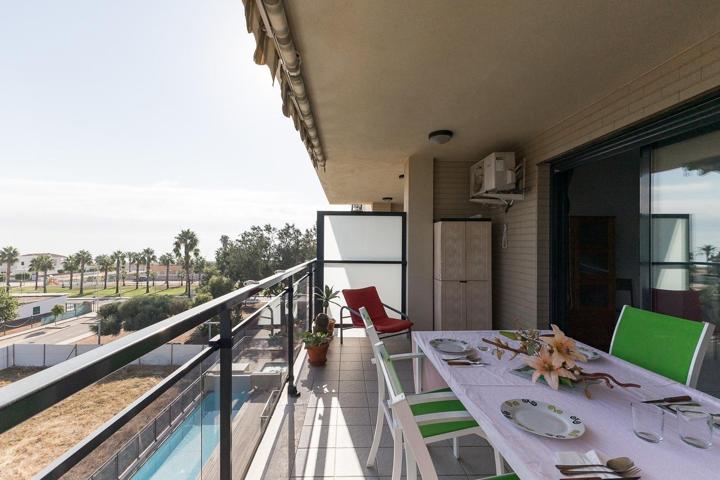 Apartamento con vistas al mar, amplia terraza y garaje incluido – ¡A escasos metros de la playa! photo 0