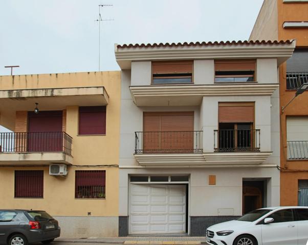 CASA ADOSADA DE CATEGORÍA EN EL CENTRO DE NULES – lista para estrenar photo 0