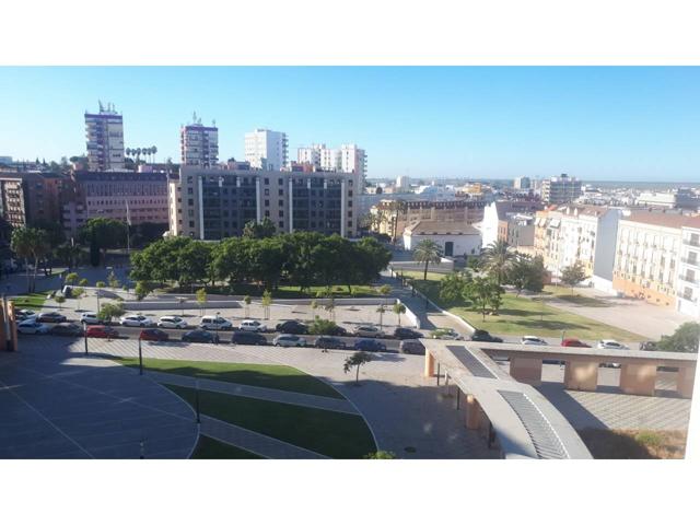 Tienes una irrepetible oportunidad de alquilar un magnífico piso en el centro con urbanización que tiene zonas comunes a photo 0