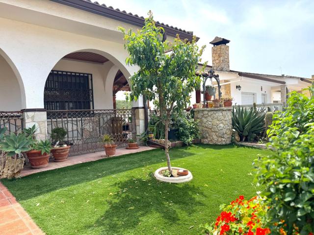 CASA ESQUINERA A 4 VIENTOS, PISCINA, BBQ, JARDÍN, PLACAS SOLARES photo 0