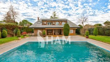 Casa unifamiliar en Boadilla barrio El Olivar del Mirabal 400 m² 6 habitaciones, piscina y jardín photo 0