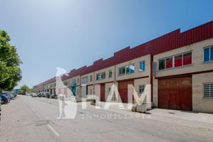 Nave industrial 1.140 m² con patio y montacargas en Montepríncipe – opción nave contigua photo 0
