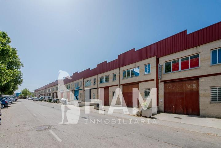 Nave industrial 1.140 m² con patio y montacargas en Montepríncipe – opción nave contigua photo 0