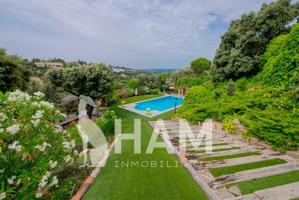 Chalet exclusivo diseñado por arquitecto con 550 m² construidos y parcela ajardinada photo 0