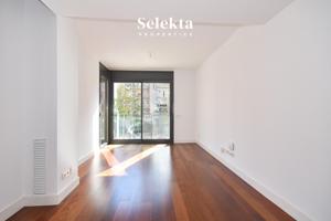 Piso con terraza privada en Plaça de les Dones, Gràcia – Con plaza de parking incluida photo 0