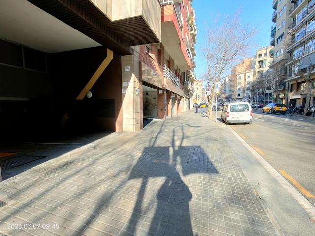 facil acceso, una vez aparcado se puede abrir la puerta del piloto completamente photo 0