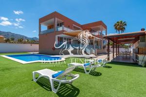 Preciosa villa de lujo en venta con vistas panorámicas al mar y al Teide en Playa Paraíso photo 0