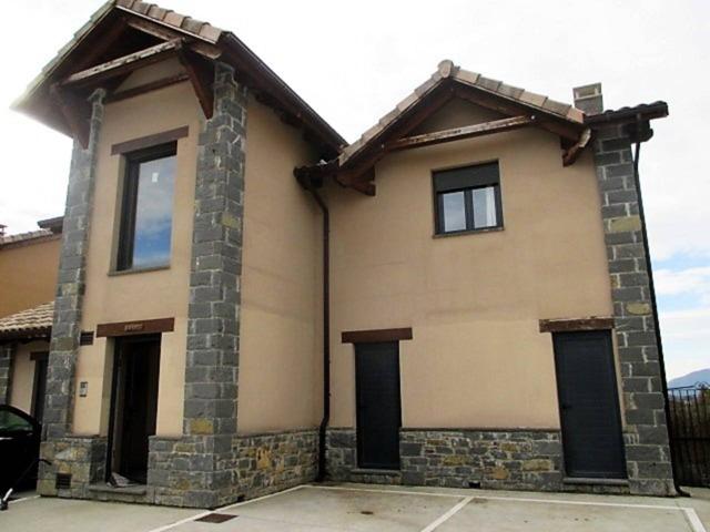 APARTAMENTO CON JARDIN GARAJE Y TRASTERO EN RAÑIN PIRINEO DE HUESCA photo 0