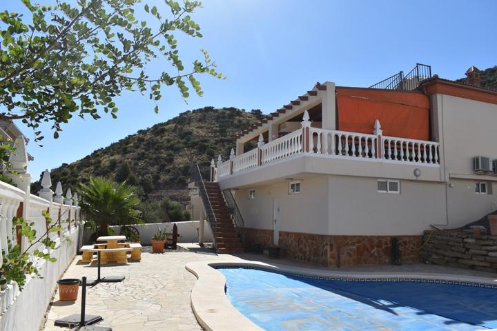 Villa con vivienda de una sola planta mas sótano y piscina privada photo 0