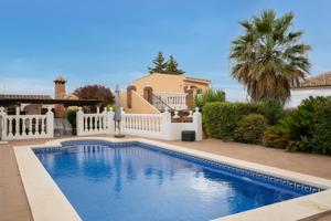 Preciosa villa a corta distancia del pueblo y 5 minutos del campo del golf photo 0