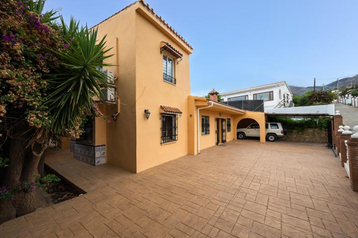 Preciosa villa a corta distancia del pueblo y 5 minutos del campo del golf photo 0