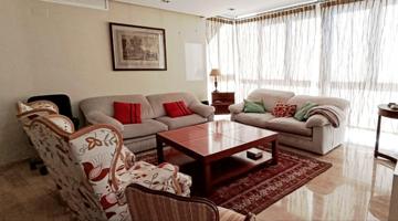ELEGANTE Y AMPLIA VIVIENDA CON 2 GARAJES Y TRASTERO EN PLENO CENTRO photo 0