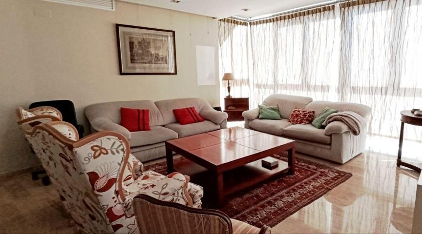 ELEGANTE Y AMPLIA VIVIENDA CON 2 GARAJES Y TRASTERO EN PLENO CENTRO photo 0