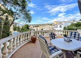 Villa con piscina comunitaria photo 0
