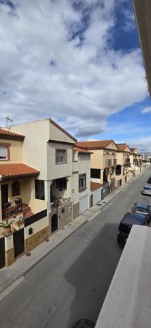 ¡Espaciosa casa adosada en Ambroz, Vegas del Genil! Con patio, sótano y calefacción photo 0