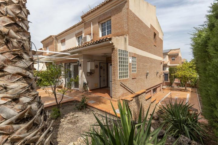 ¡MAGNIFICA CASA PAREADA EN LA MEJOR ZONA RESIDENCIAL DE HUETOR VEGA... LOS REBITES! photo 0