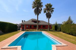 Vive la tranquilidad a un paso de Santander: espectacular chalet independiente en Camargo photo 0