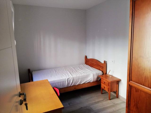 Habitacion en alquiler en Plaza Vega-San Pedro de Cardeña photo 0