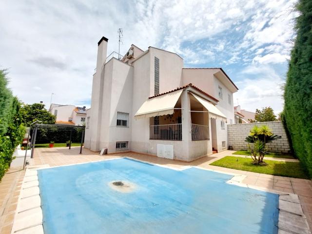 Villa En venta en Avenida Elvas, Badajoz photo 0