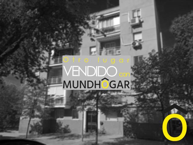 Piso en venta en Calle Puentelarra photo 0