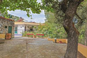 En venta chalet en La Urbanización Entremontes, con piscina  y salón de celebraciones photo 0