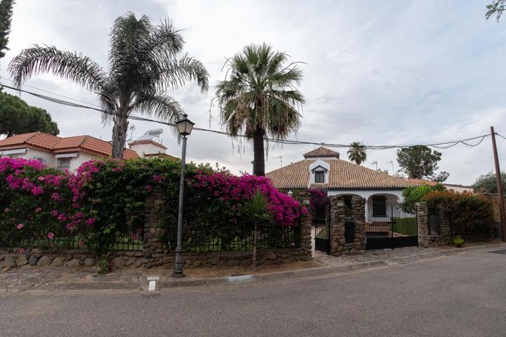 ESPECTACULAR CHALET EN VENTA EN URB. PINO GRANDE photo 0