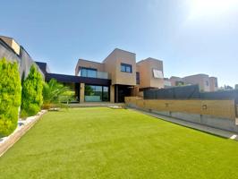 Elegante Chalet de Estilo Contemporáneo en Torrelodones photo 0