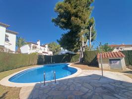 Bonita y típica casa española con piscina comunitaría a unos pasos de la playa Cristal photo 0