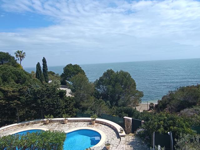 ¡EXCLUSIVO! Fantástica villa en 1ª línea de mar con piscina y acceso directo a la playa photo 0