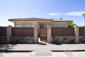 CHALET INDEPENDIENTE DE 3 HABITACIONES, 2 BAÑOS, JARDÍN Y PISCINA photo 0