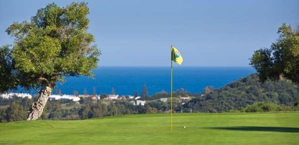 Oportunidad única de adquirir esta fantástica parcela urbana en primerísima linea de golf. photo 0