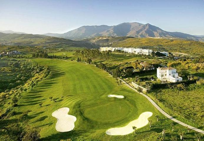 Oportunidad única de adquirir esta fantástica parcela urbana en primerísima linea de golf. photo 0