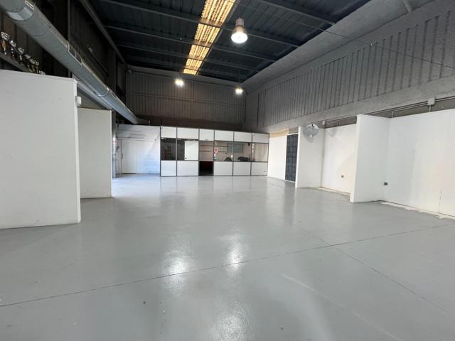Espectacular nave industrial de esquina perfecta para tu negocio ubicada en polígono Martin Méndez. photo 0