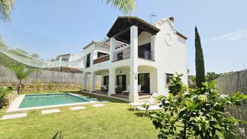 Te brindamos esta elegante y luminosa villa anclada en pleno golf de Azata, una de las zonas más tranquilas y privilegiadas de Estepona. photo 0