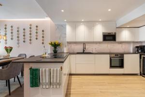 Maravilloso apartamento de esquina en planta jardín de 3 habitaciones exquisitamente renovado en la exclusiva comunidad privada “Las Cascadas” photo 0