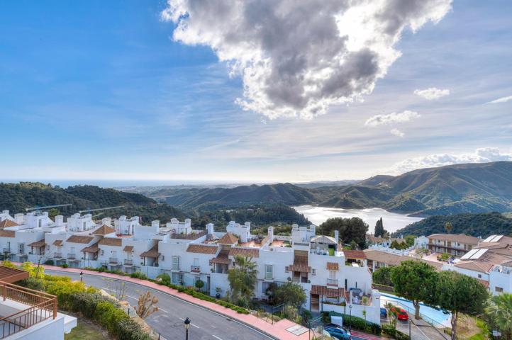 Espectacular ático de diseño vanguardista con impresionantes vistas en un entorno idílico. photo 0