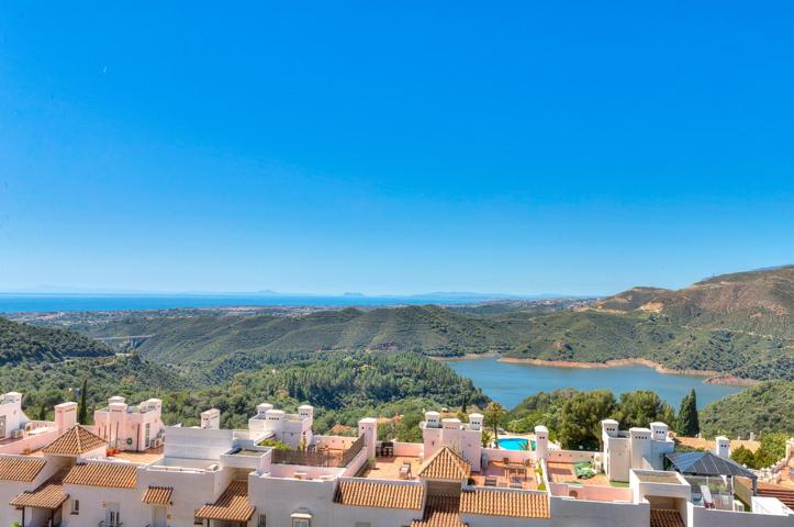 Espectacular ático de diseño vanguardista con impresionantes vistas en un entorno idílico. photo 0